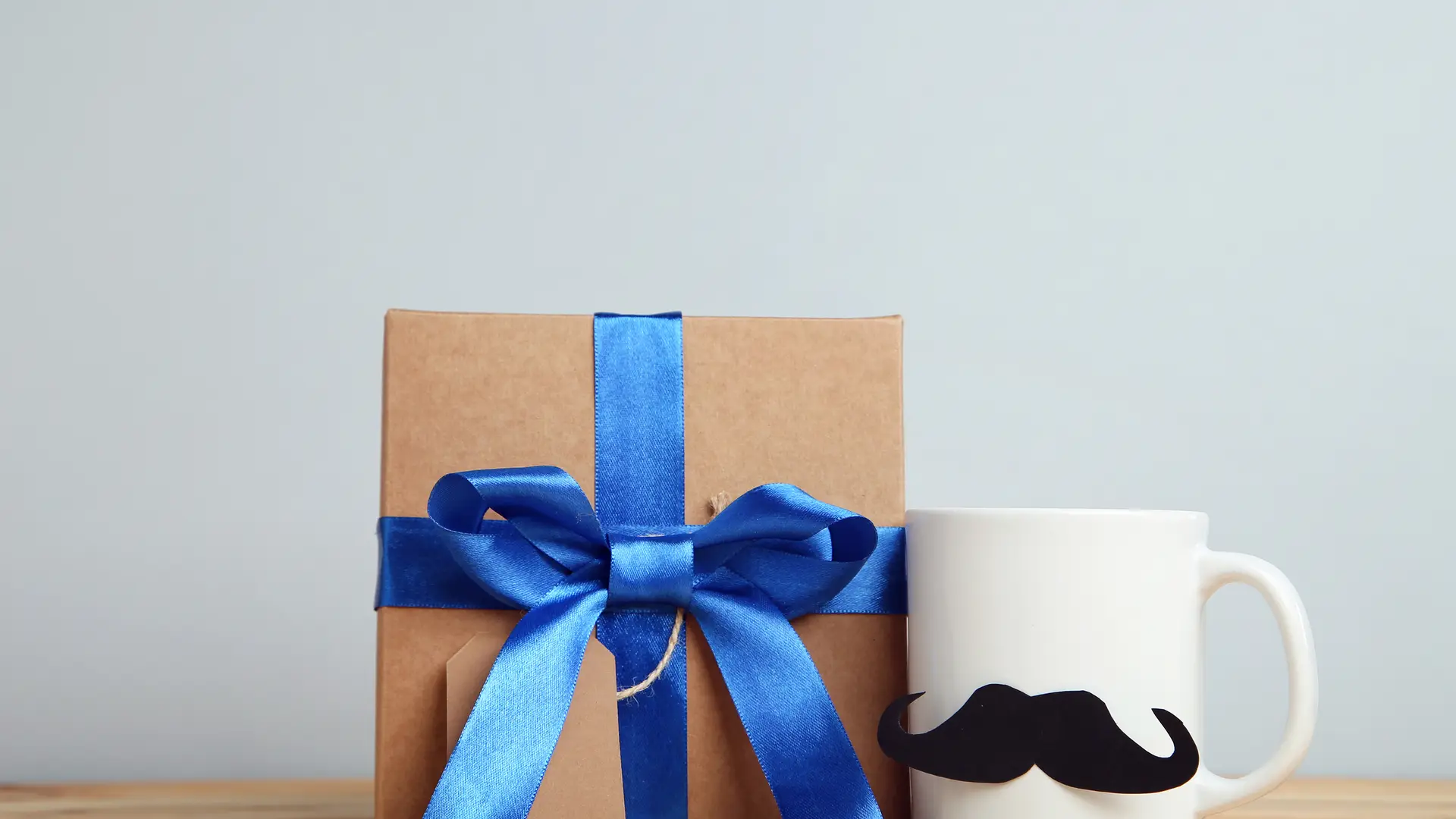 Paquete y taza personalizada representa regalo de fidelización de compañía telecable Paquete y taza personalizada representa regalo de fidelización de compañía telecable