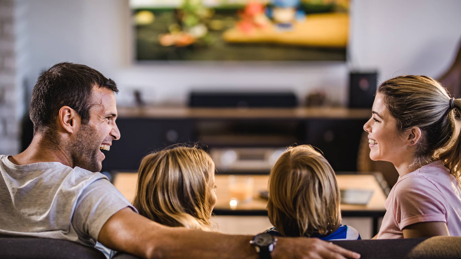 Familia disfrutando viendo la tv simboliza servicio tedi de telecable