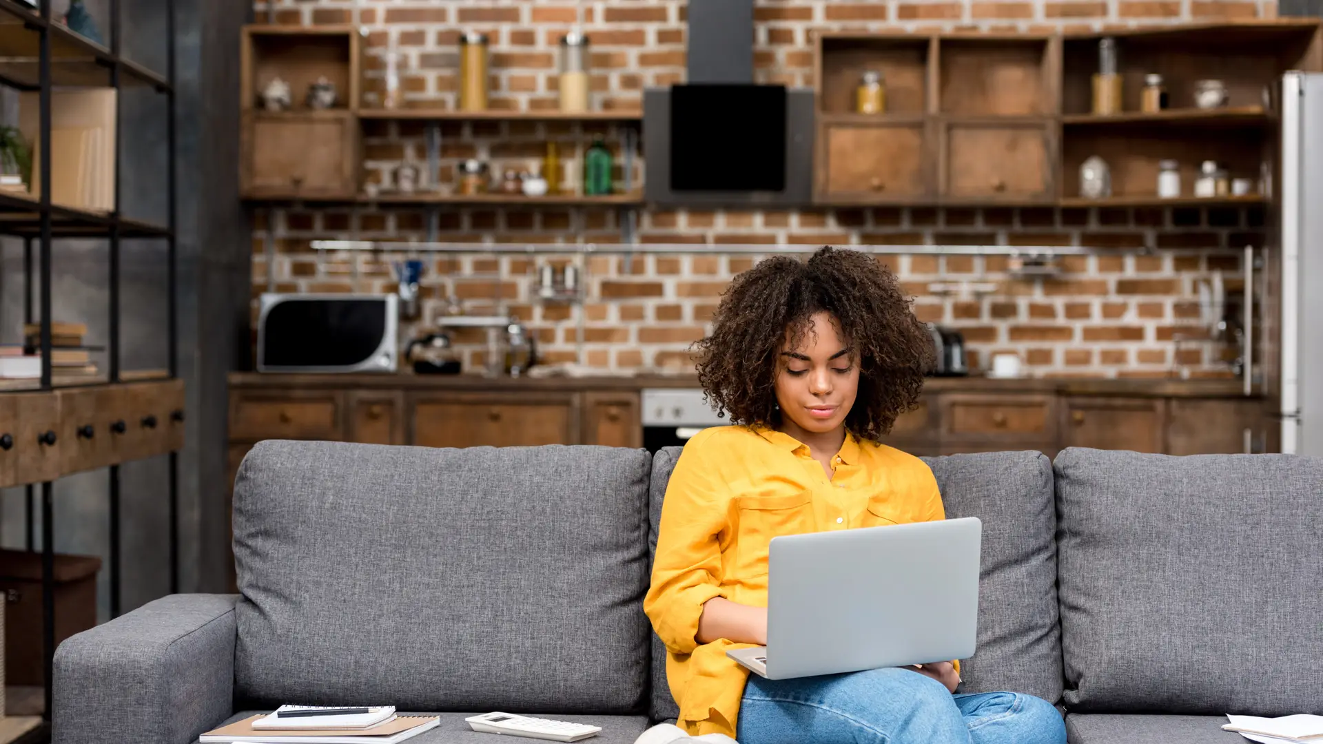 chica en el sofa de su casa intentado abrir los puertos del router gracias a una de las guias de telecable chica en el sofa de su casa intentado abrir los puertos del router gracias a una de las guias de telecable