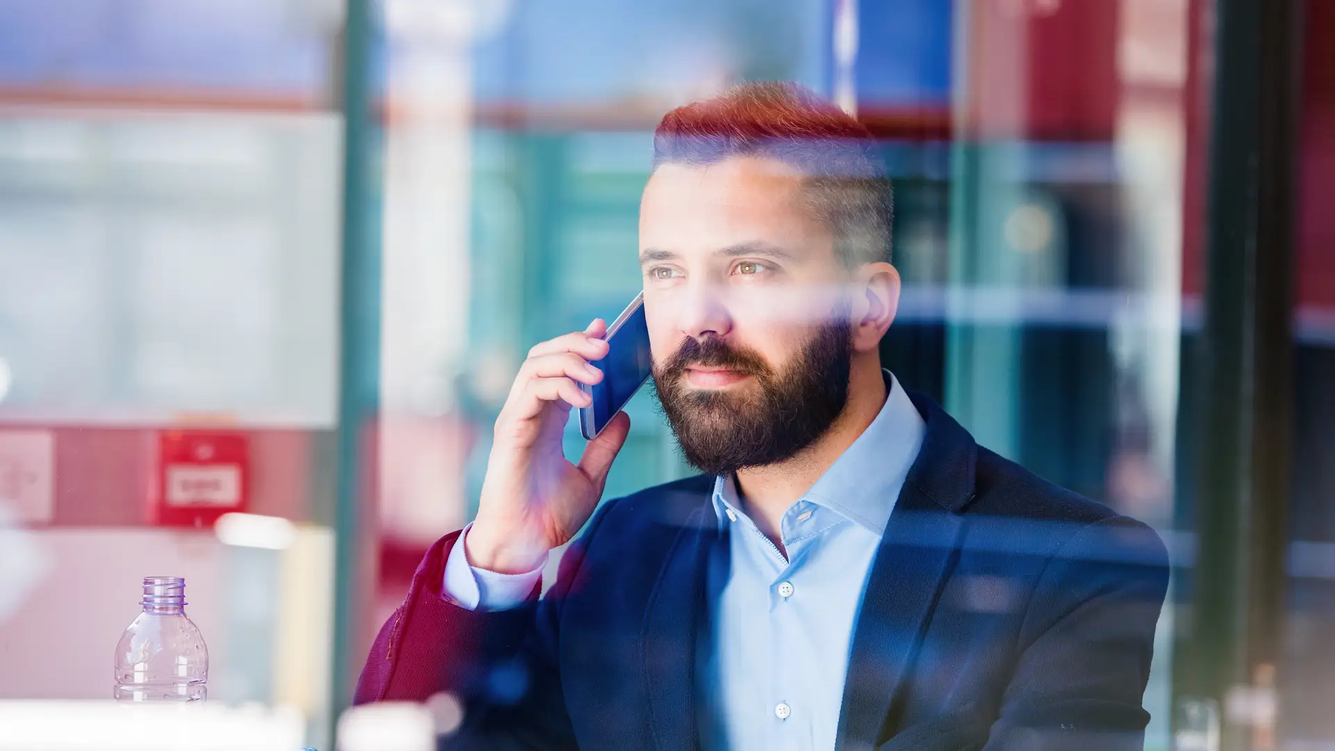 Joven hablando con teleoperador de telecable para activar desvío de llamadas Joven hablando con teleoperador de telecable para activar desvío de llamadas