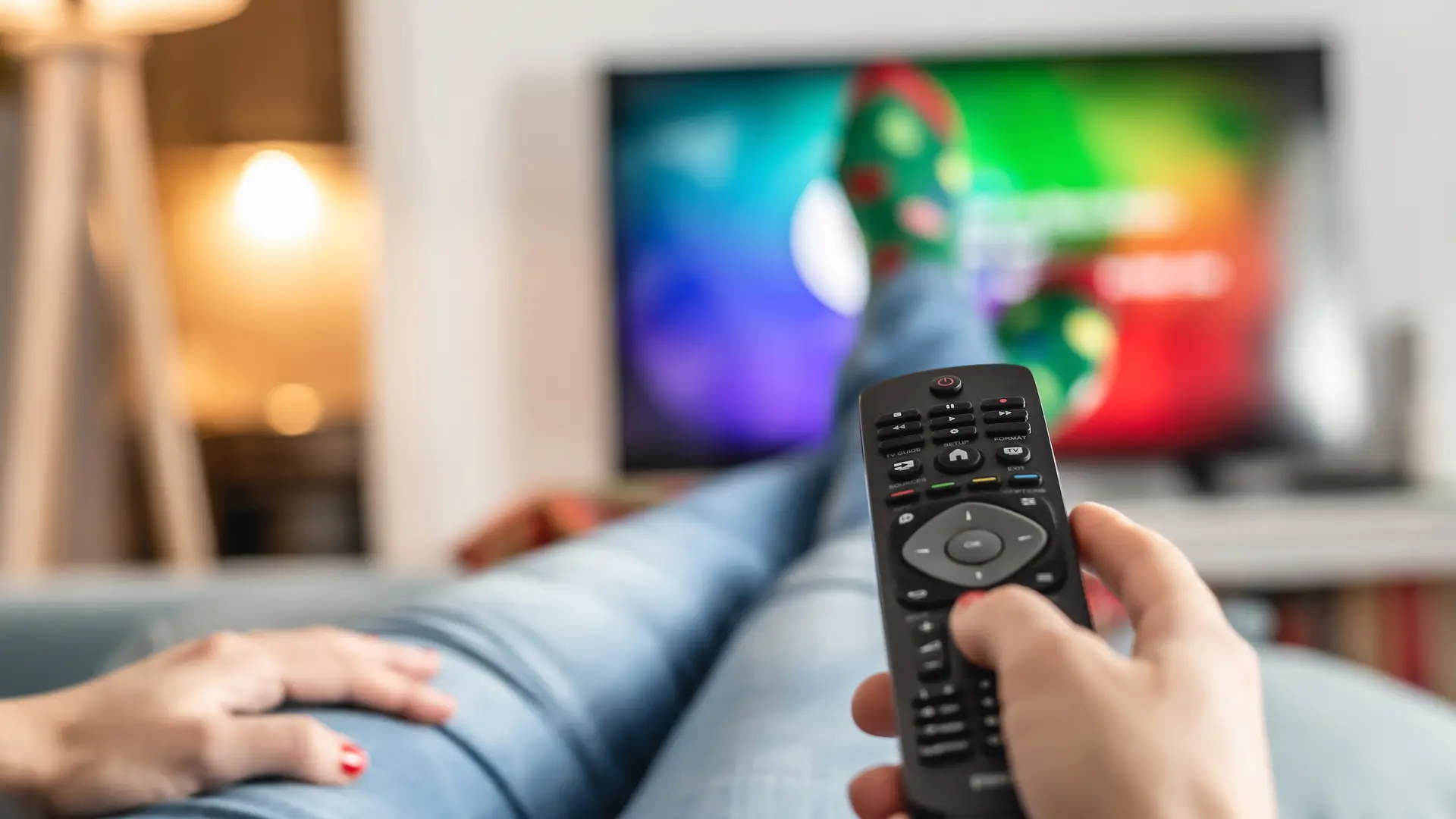 Mujer cambiando de canal de tv simboliza canales tv de telecable Mujer cambiando de canal de tv simboliza canales tv de telecable