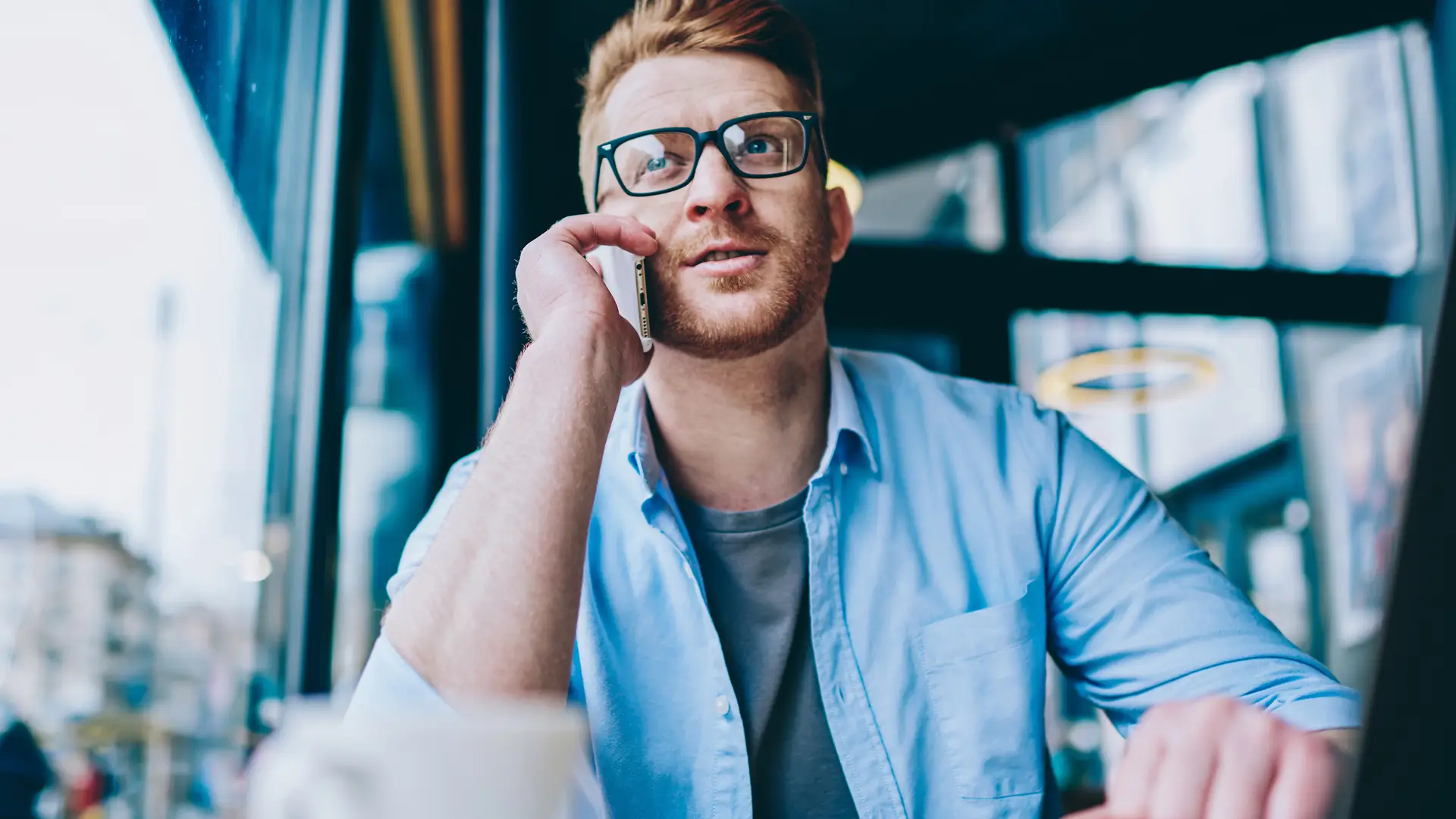 Joven hablando por teléfono para contratar servicios de telecable