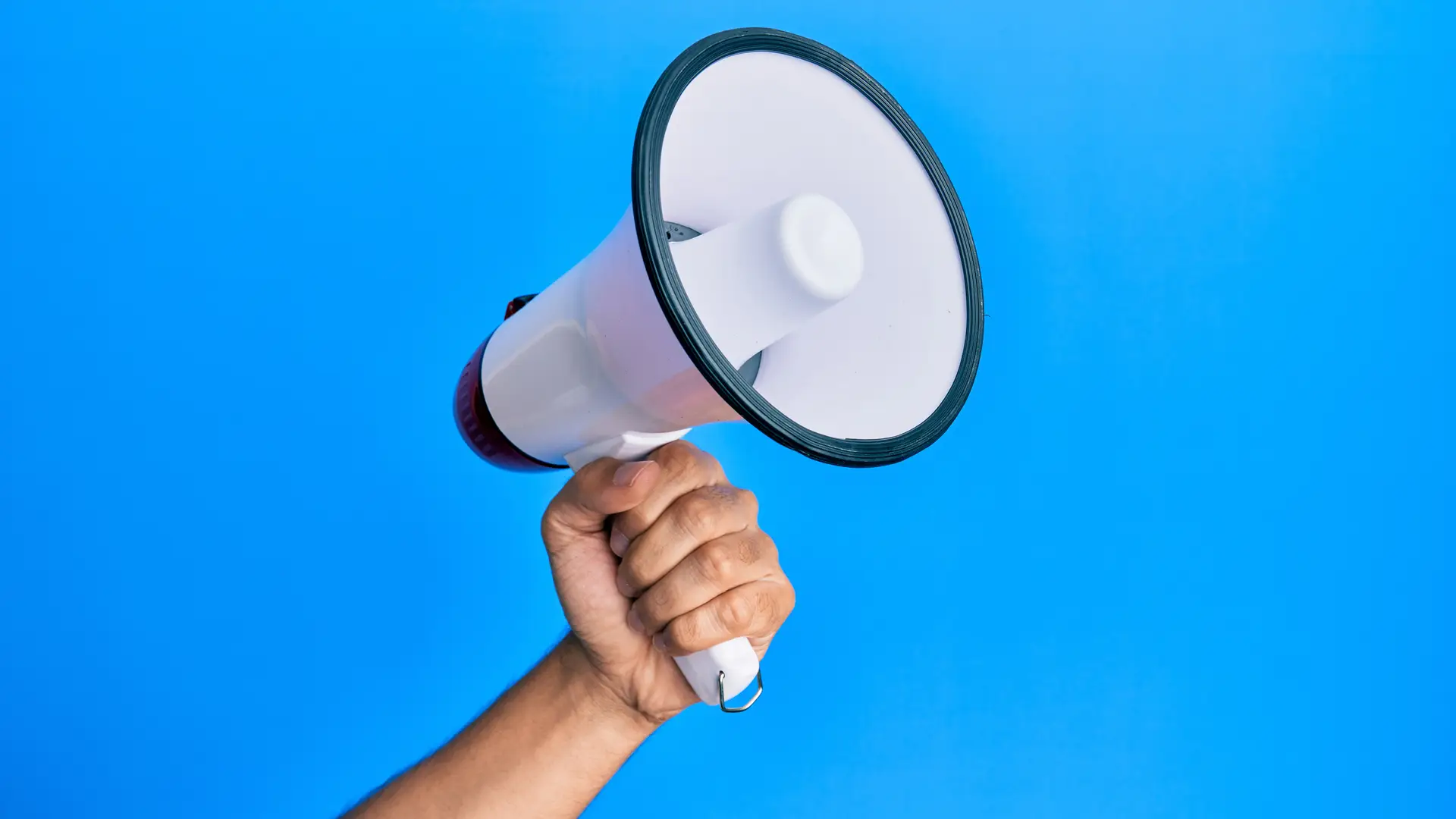Mano de joven con megáfono simboliza opinión sobre telecable