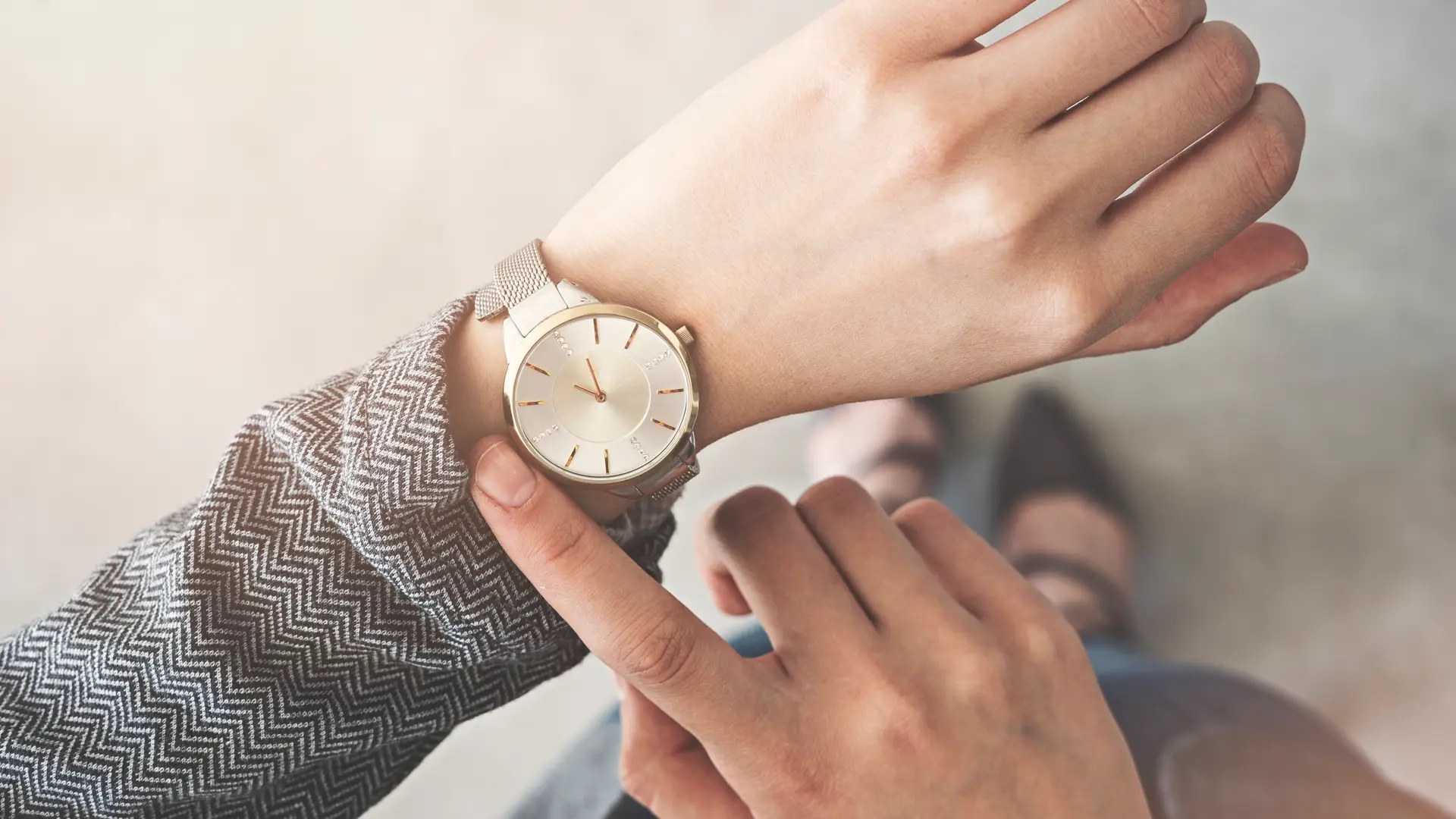Mujer observando su reloj contando los minutos para que termine su permanencia en telecable