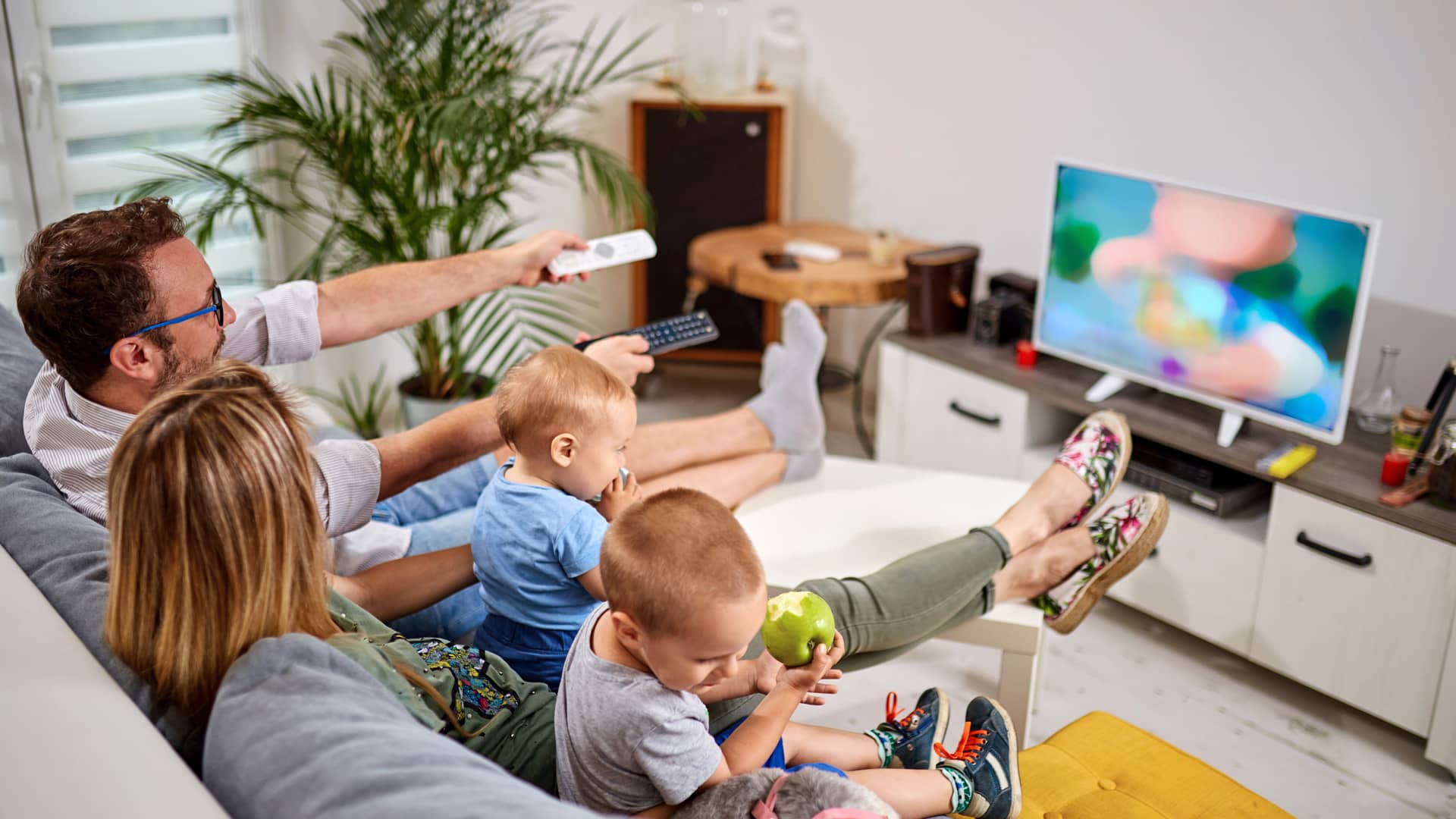 Familia viendo tv representa tarifas internt tv de telecable