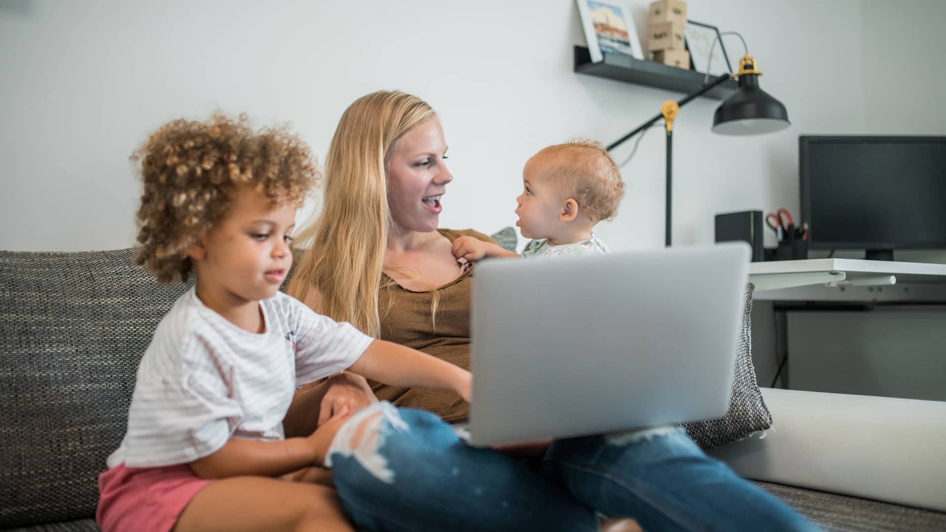 Familia usando laptop simboliza tarifas internet 4g de telecable
