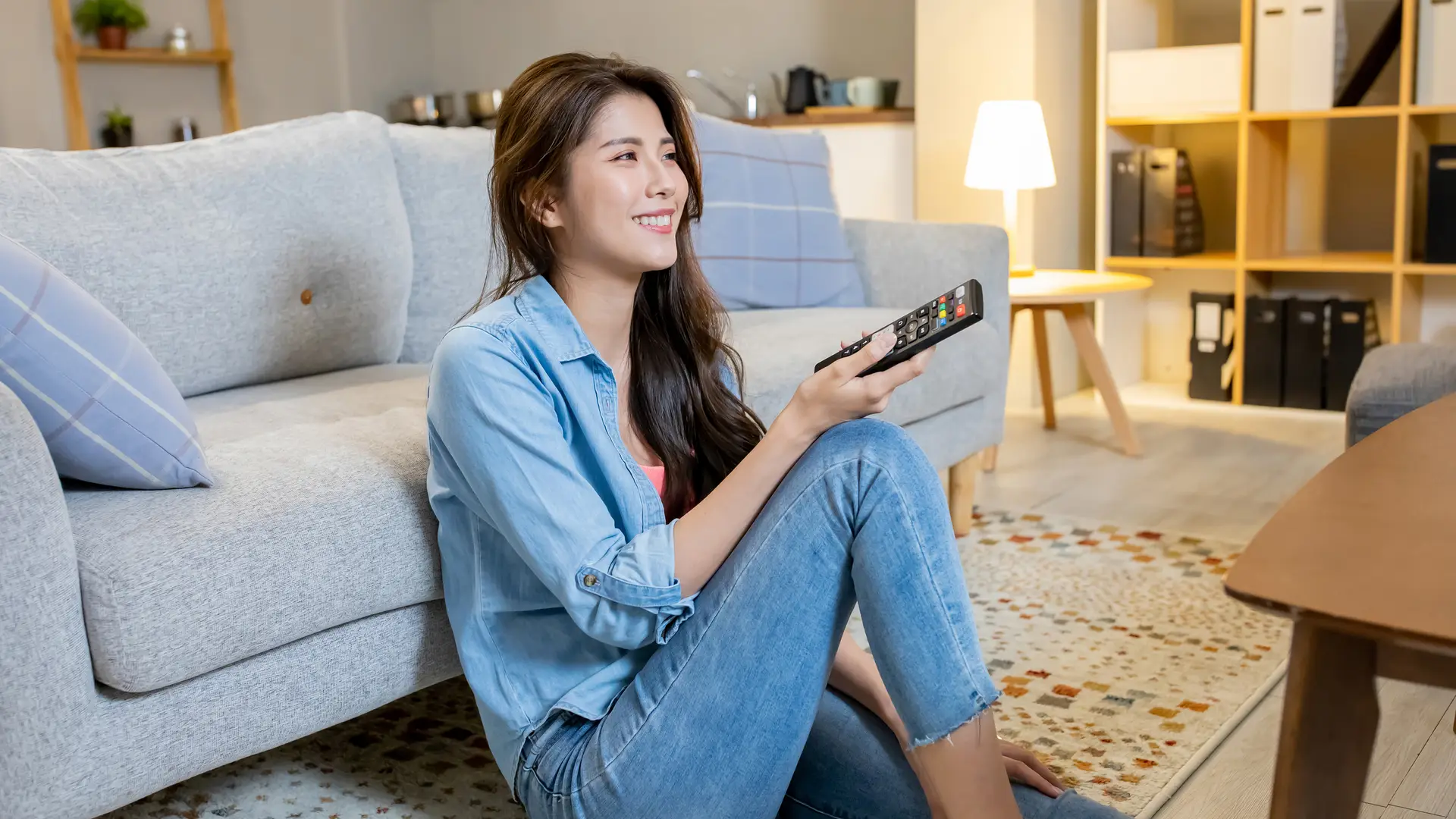 Joven cambiando de canal de tv representa tarifas movil internet y tv de telecable Joven cambiando de canal de tv representa tarifas movil internet y tv de telecable