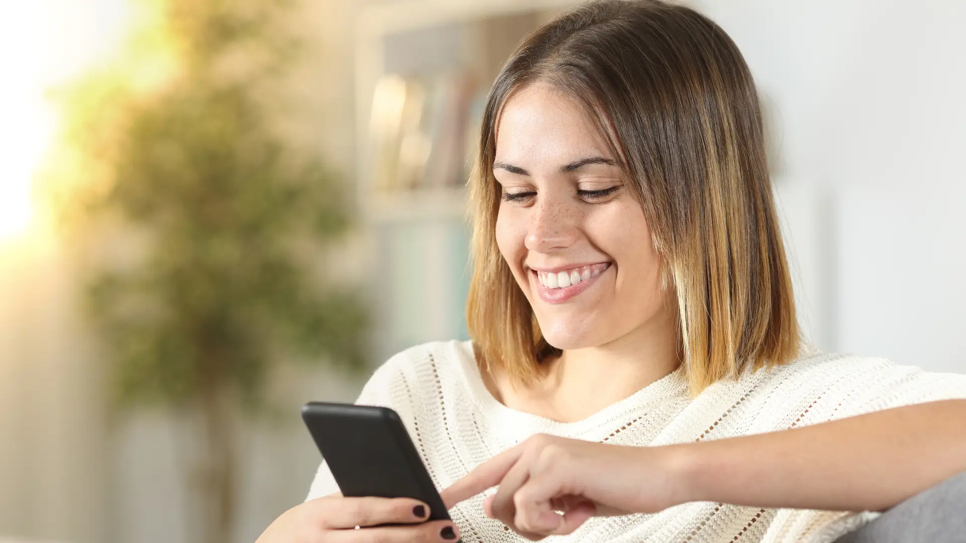 Jovencita usando su movil prepago de telecable