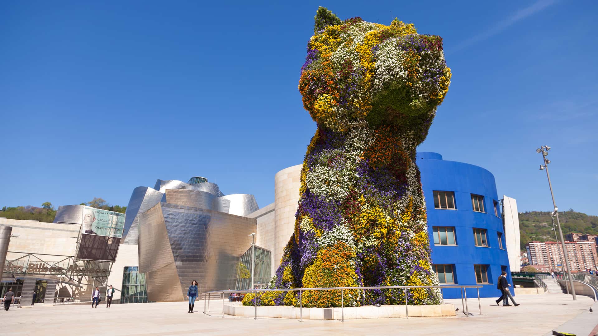 Cachorro, escultura de flores en Bilbao donde es posible contratar los servicios telefónicos de virgin telco