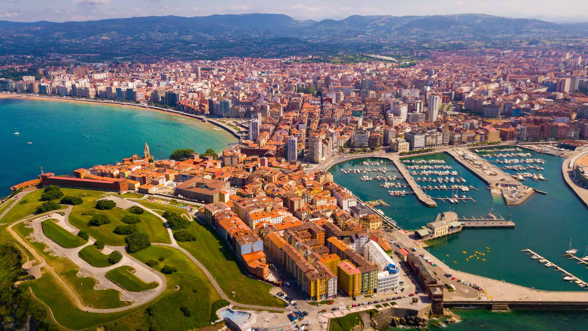 Vista desde el dron de Gijón con vistas al puerto deportivo donde es posible contratar los servicios telefónicos de virgin telco