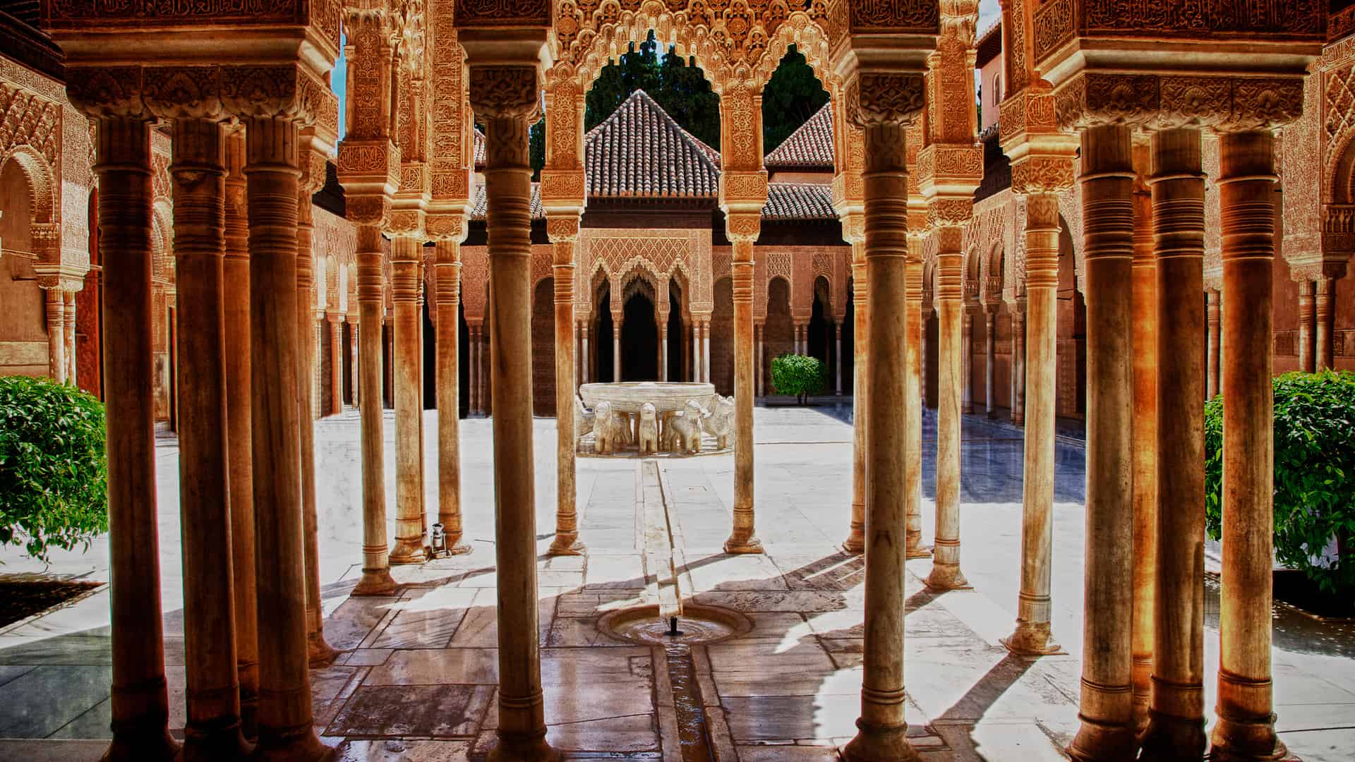 Alhambra de Granada patio donde es posible contratar los servicios telefónicos de virgin telco