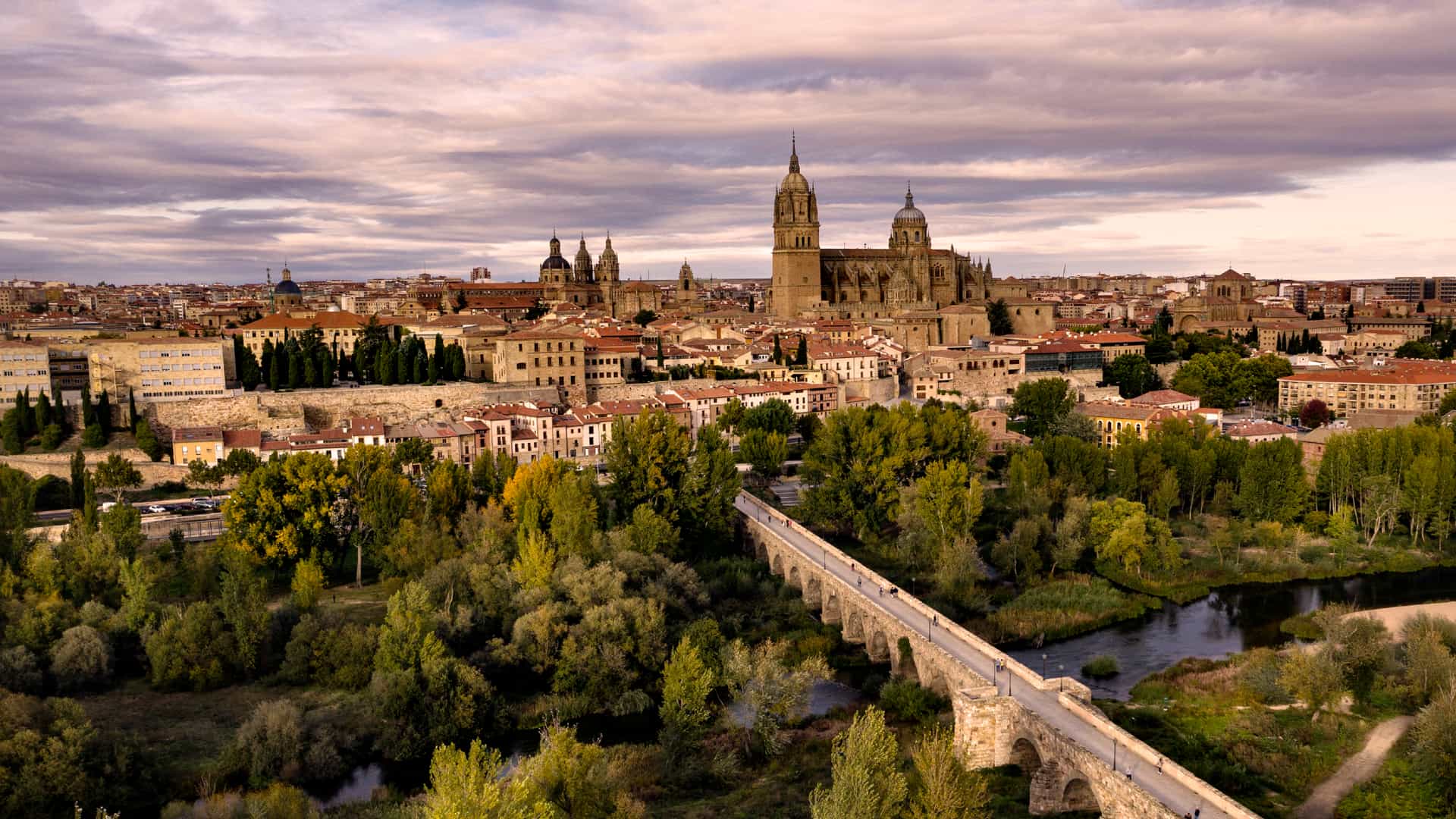 Vista aérea de Salamanca en España al atardecer donde es posible contratar los servicios telefónicos de virgin telco