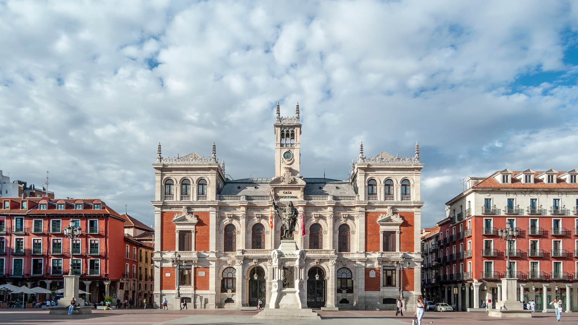 Plaza de armas de la ciudad de Valladolid donde es posible contratar los servicios telefónicos de virgin telco