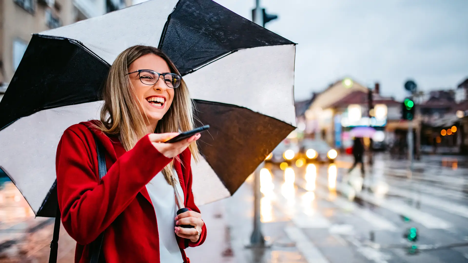 Mujer dejando mensaje de voz bajo la lluvia simboliza virgin telco Mujer dejando mensaje de voz bajo la lluvia simboliza virgin telco