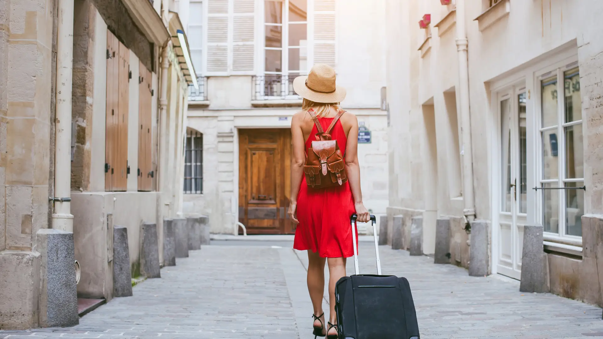 Mujer turista con maleta simboliza roaming virgin telco Mujer turista con maleta simboliza roaming virgin telco