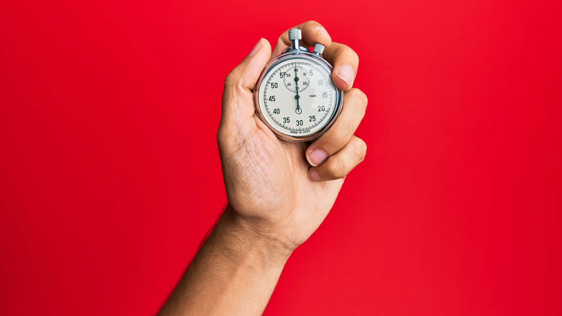 Mano de persona sosteniendo reloj para calcular el tiempo que le queda de permanencia con virgin telco Mano de persona sosteniendo reloj para calcular el tiempo que le queda de permanencia con virgin telco