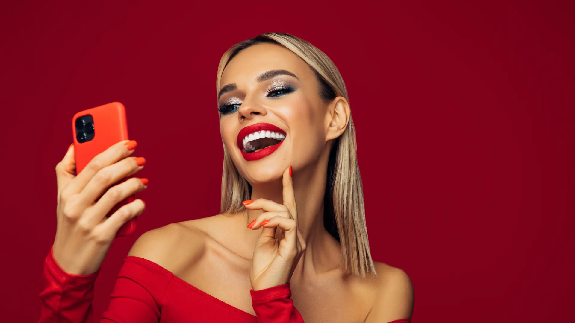 Joven utilizando su smartphone representa tarifas movil virgin telco