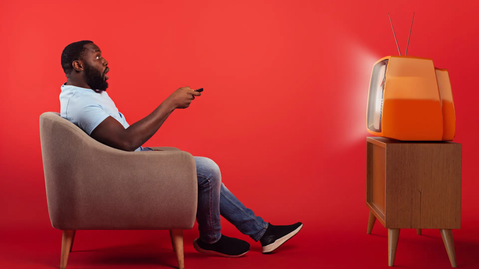 Hombre viendo tv sentado en sillón representa virign telco tv