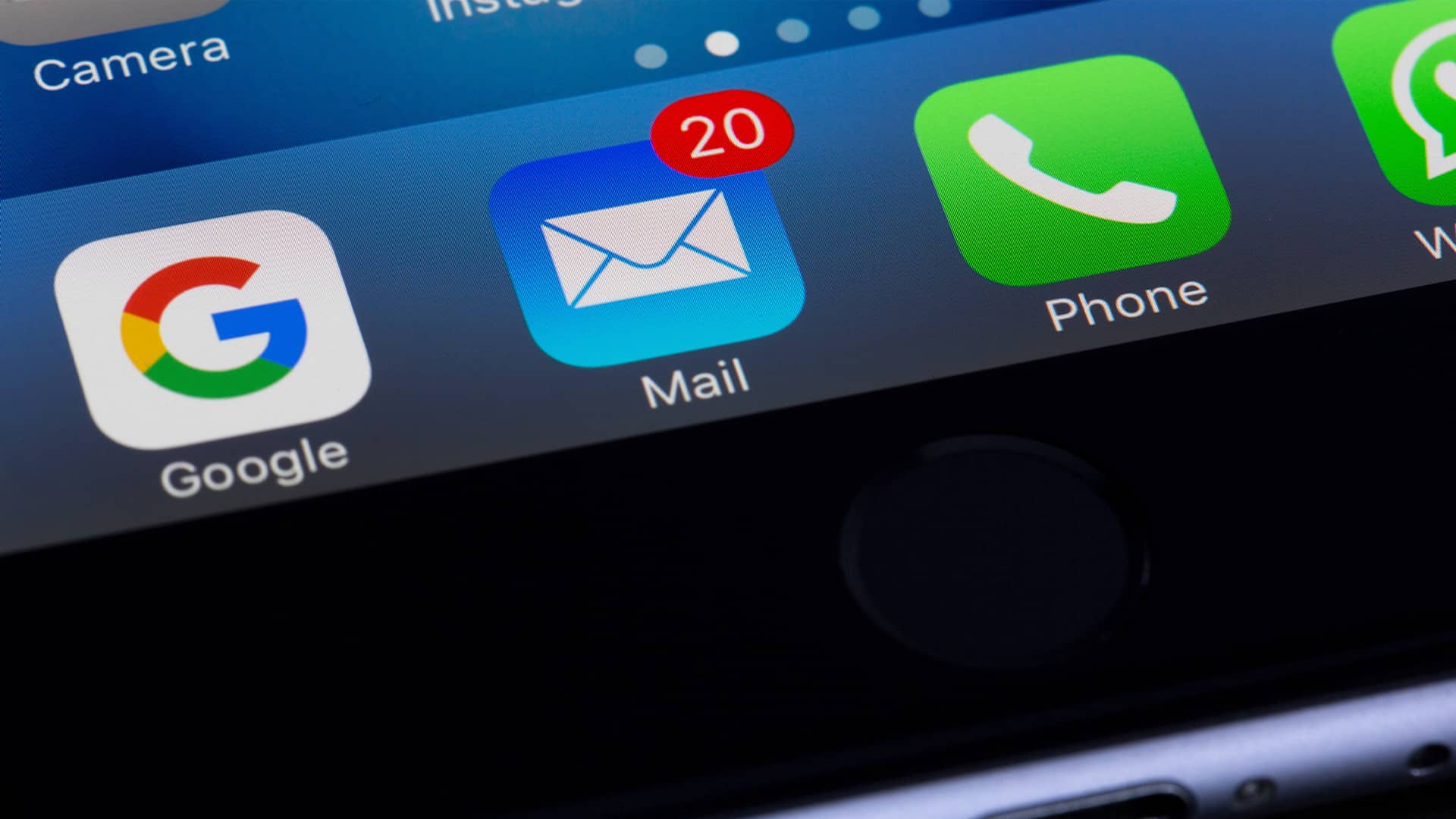 Emails teléfono móvil simbolizando la confirmación de correo del area clientes de vodafone