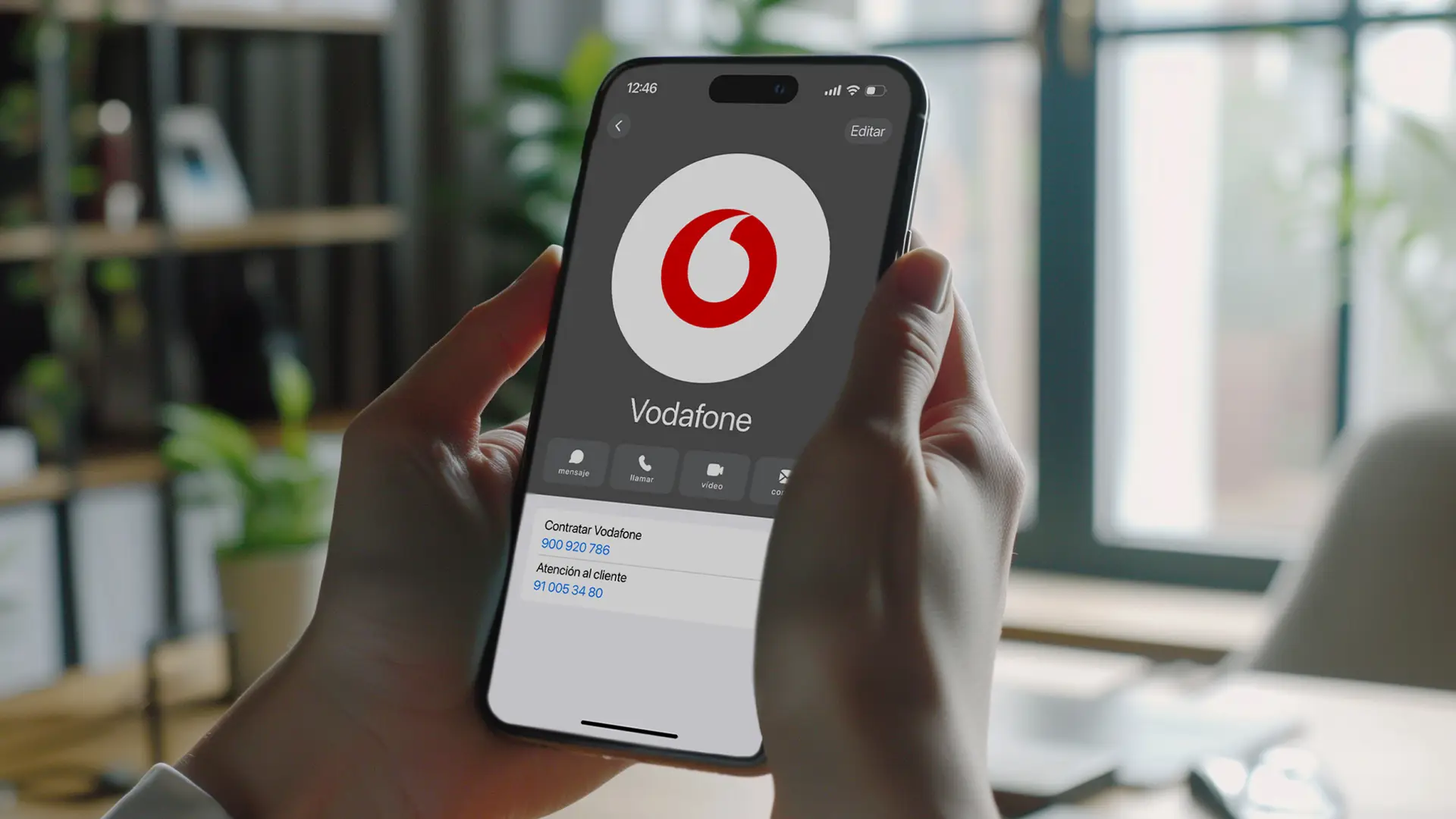 Pantalla de un móvil con el contacto de Vodafone con el número de contratar 900 920 786 y el de atención al cliente 91 005 34 80.