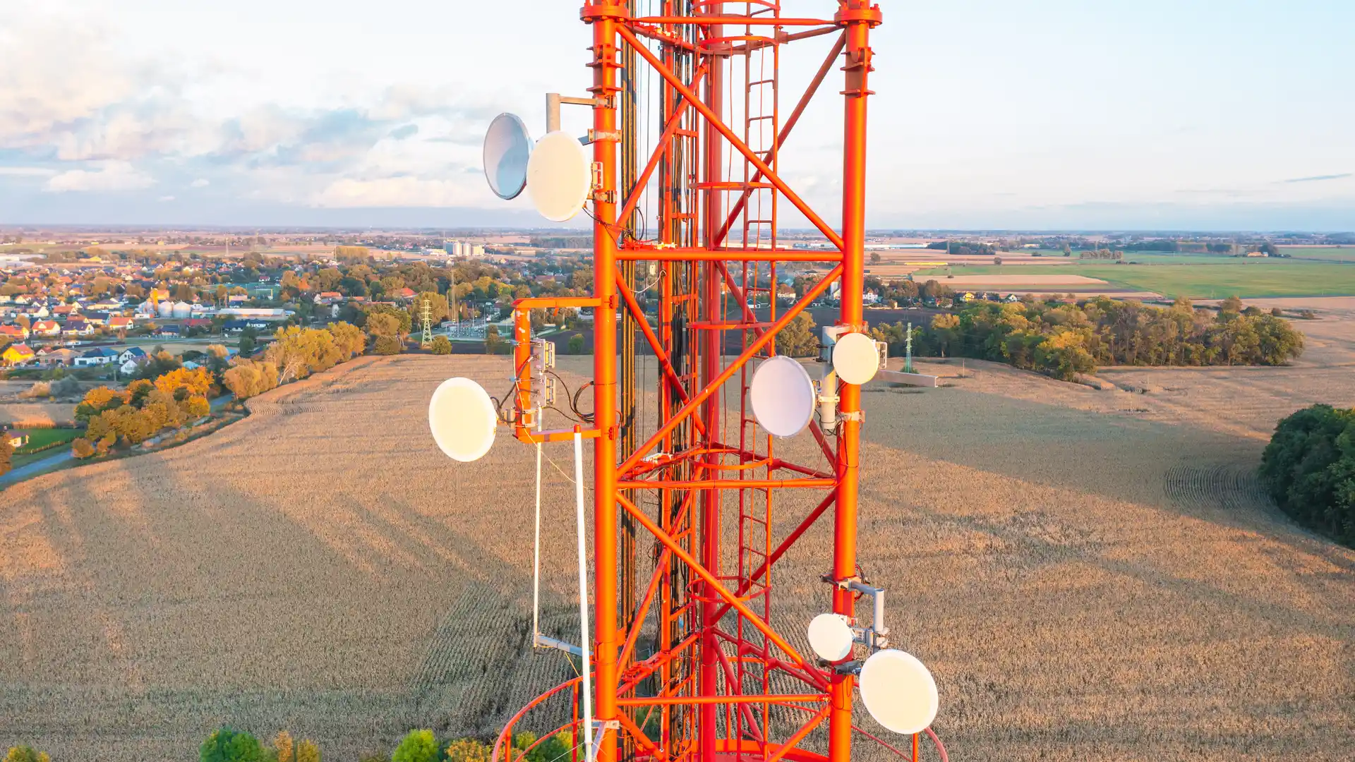 Una antena de cobertura roja de Vodafone que da conexión a otros operadores