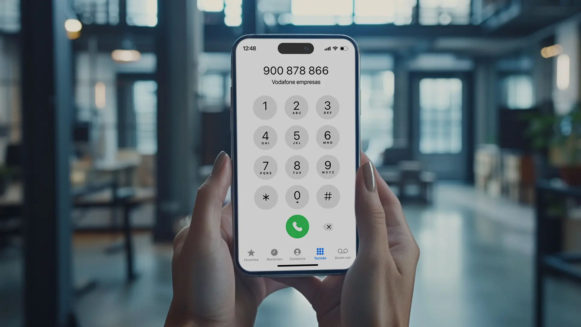 Pantalla de un móvil llamando al 900 878 866 que es el teléfono de atención al cliente de empresas de Vodafone. Pantalla de un móvil llamando al 900 878 866 que es el teléfono de atención al cliente de empresas de Vodafone.