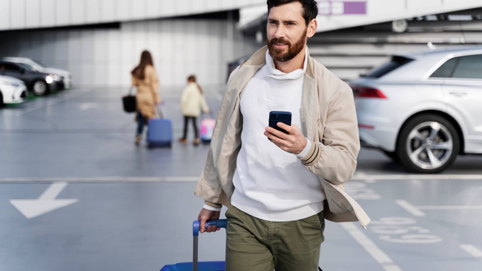 Trabajador en viaje de negocios aprovecha el servicio de roaming especial de Vodafone empresas en su móvil