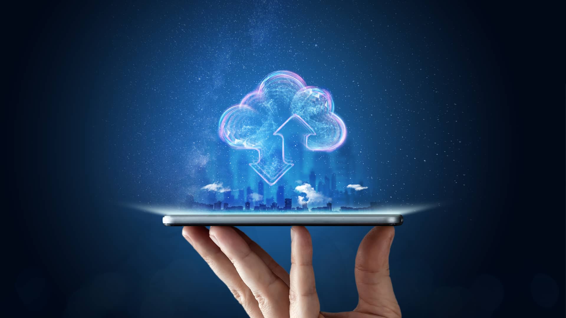 Mano sostiene un móvil del que sobresale el skyline de una ciudad gracias a la centralización en la nube SD-WAN de vodafone empresas