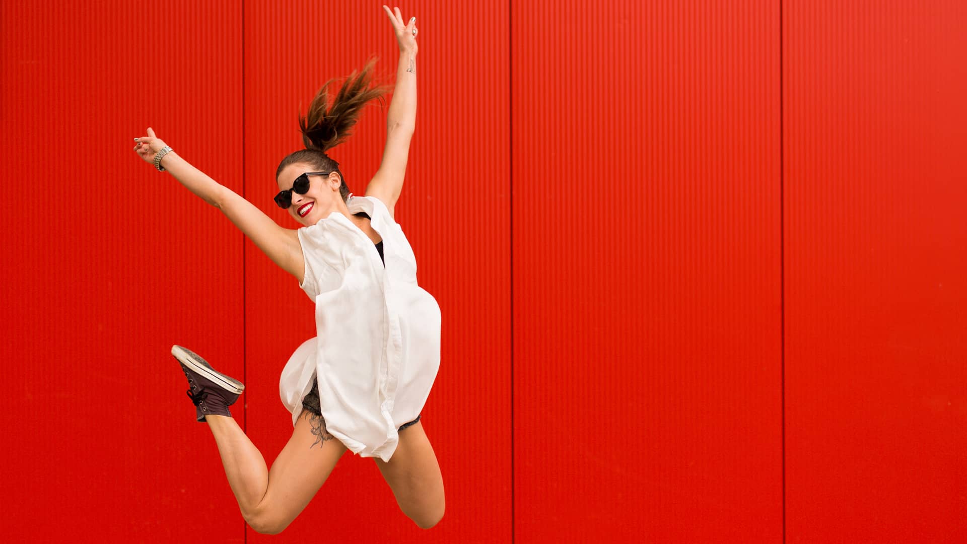 Mujer saltando representa amago de portabilidad de vodafone