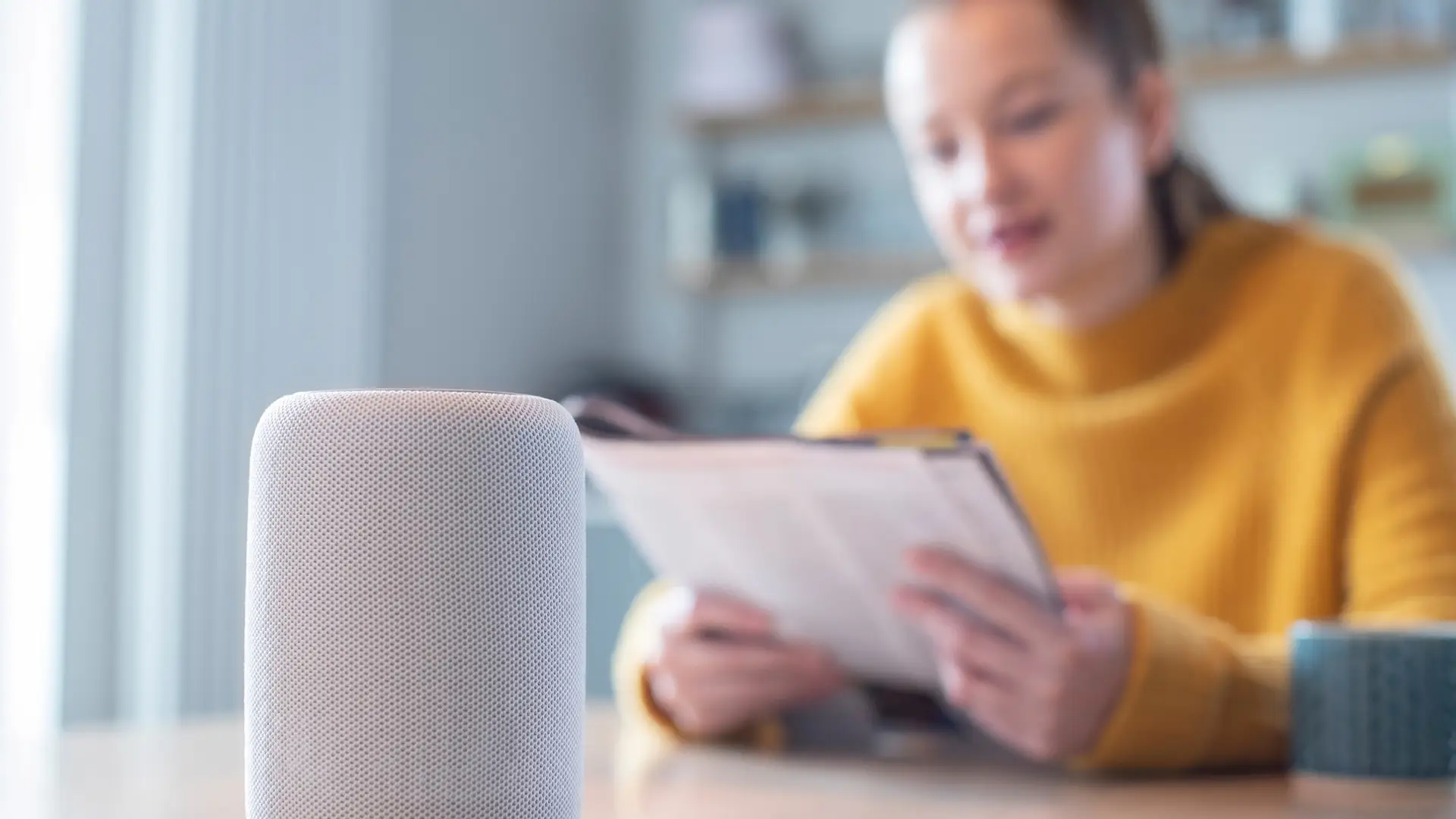 Cliente vodafone usando altavoz inteligente átika Cliente vodafone usando altavoz inteligente átika