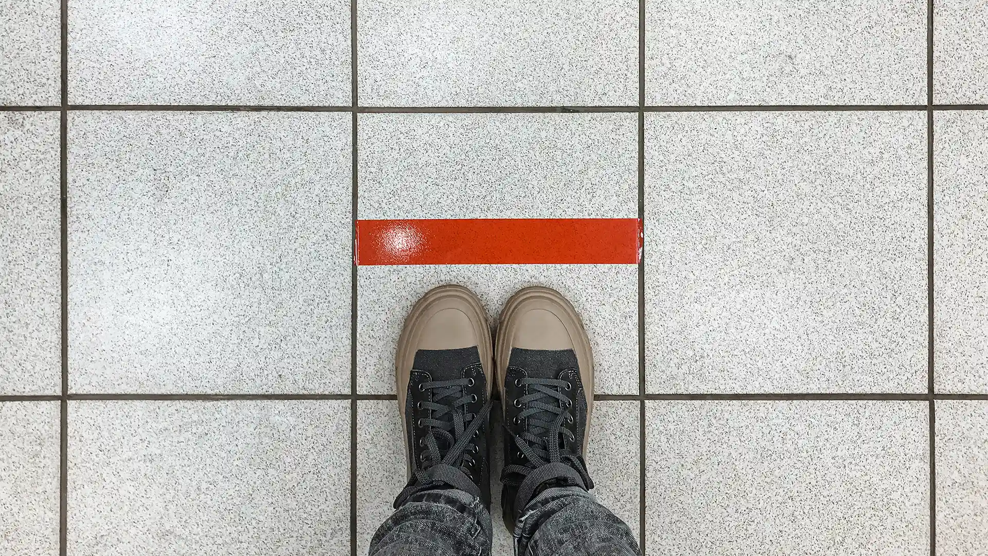 Persona parada ante línea roja representa el límite de consumo