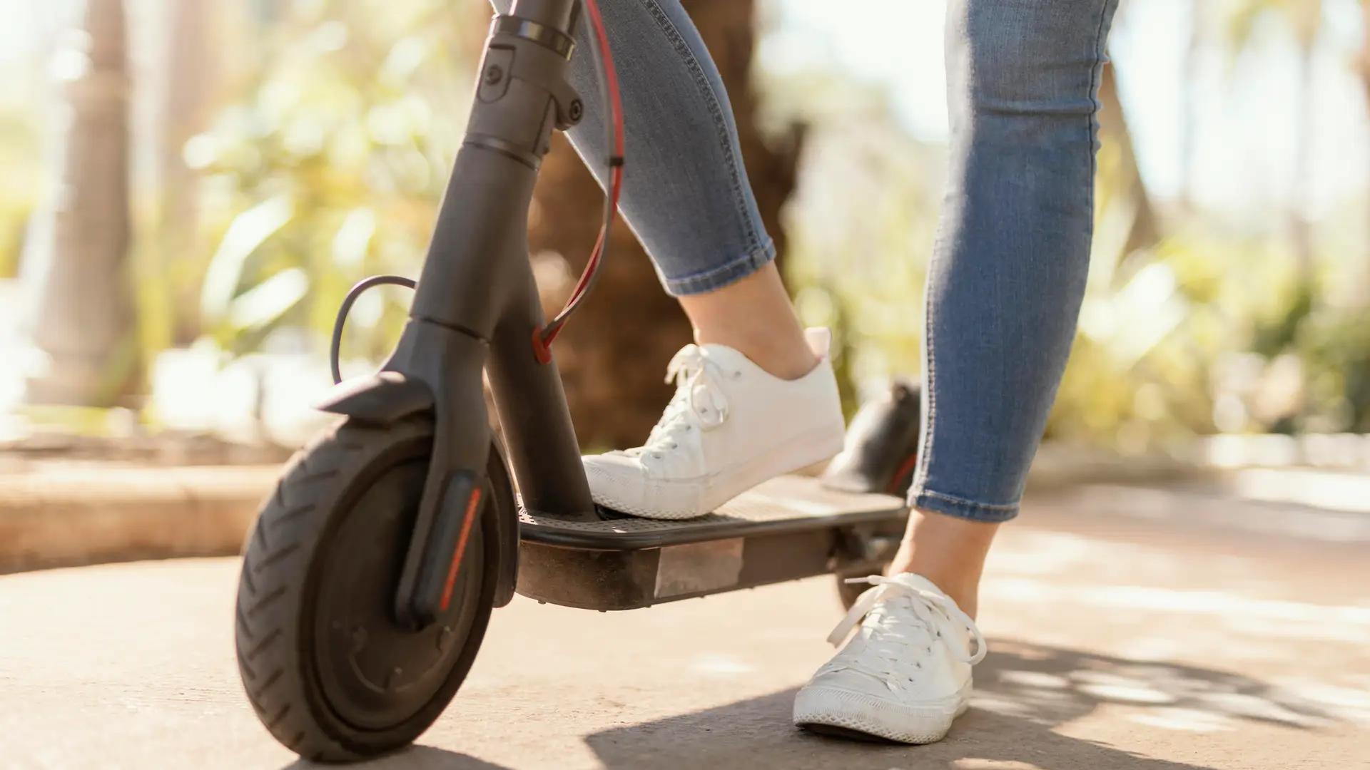 Close up de una mujer en patinete eléctrico como los que se pueden obtener con Vodafone