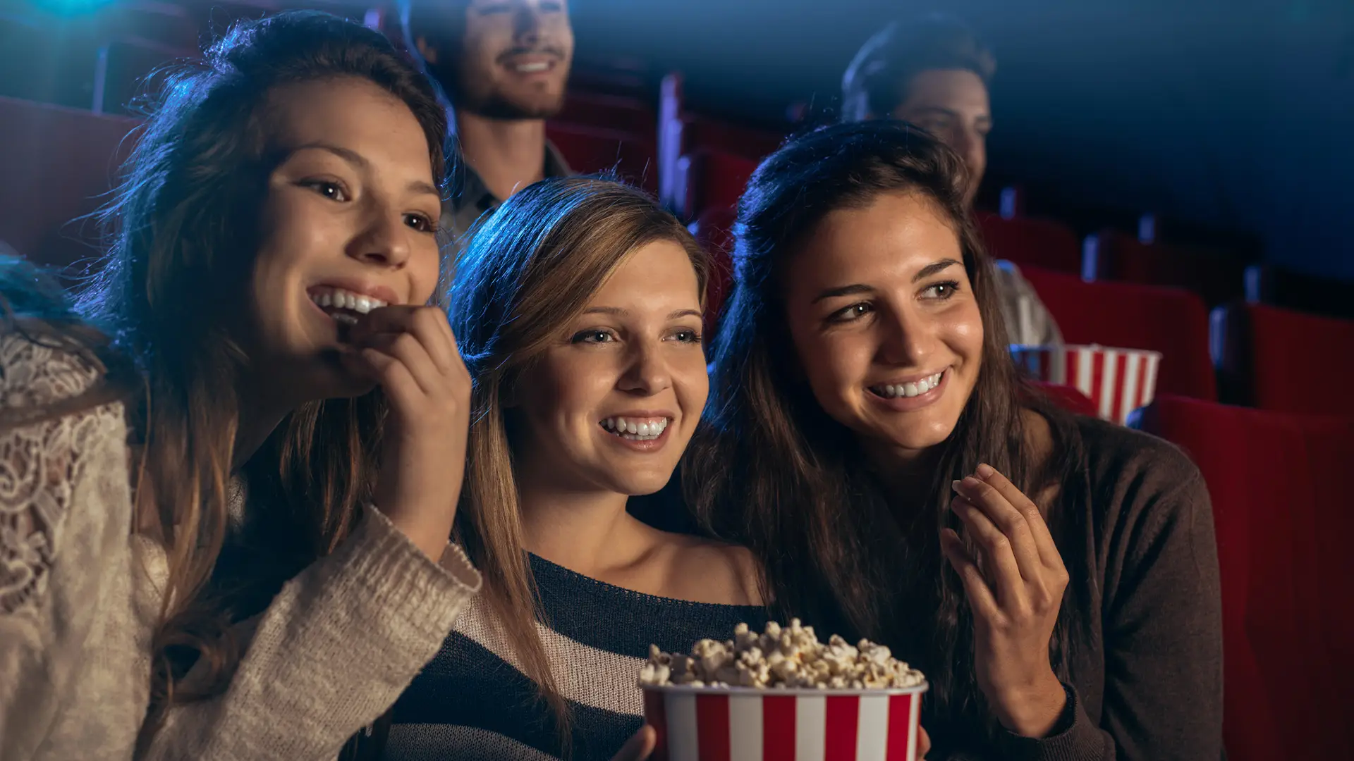Jovenes disfrutando del cine con el dinero ganado con plan amigo vodafone bit