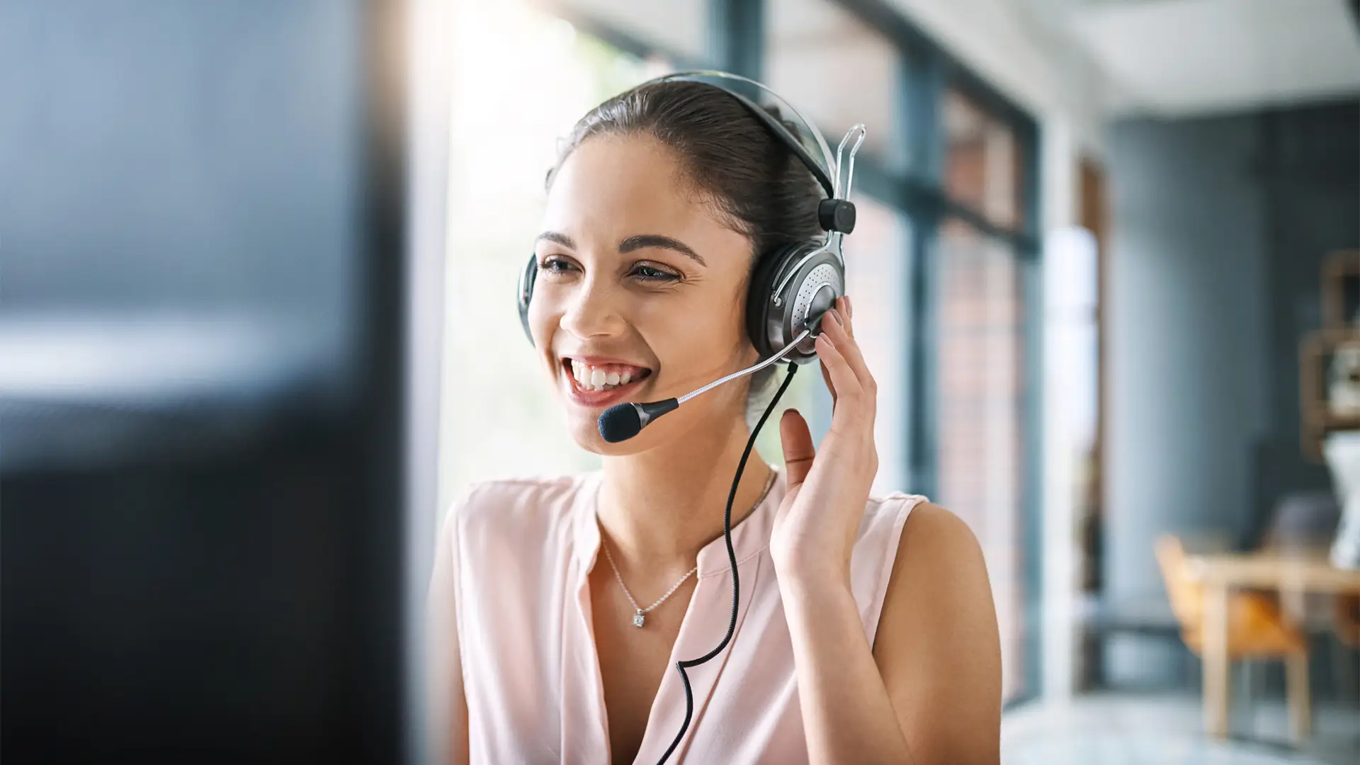 Teleoperadora red team vodafone sonriente