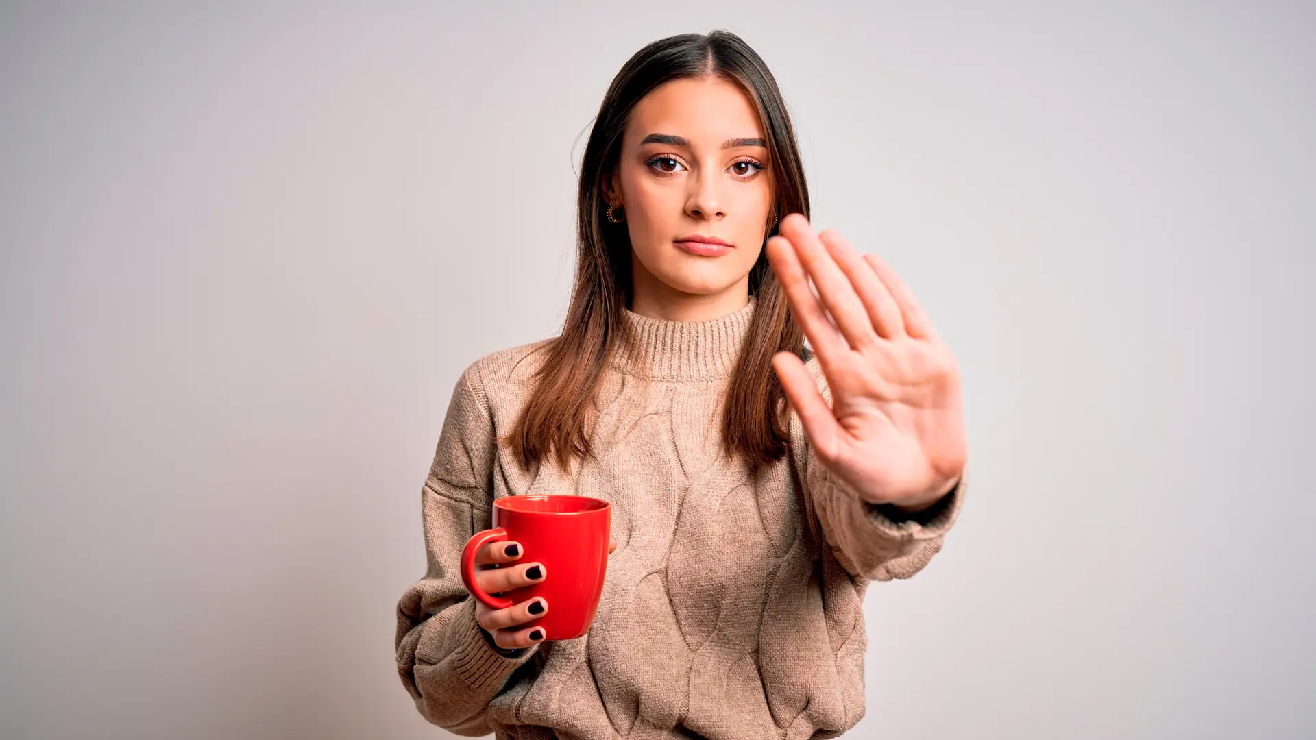 Chica parando el paso representa sistema castor vodafone