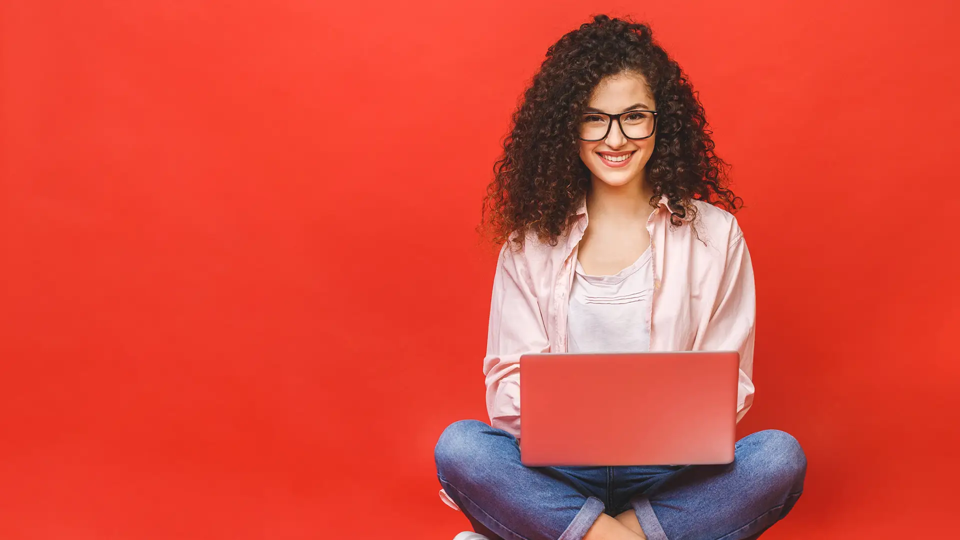 Joven con su portatil conectada a fibra vodafone estudiantes Joven con su portatil conectada a fibra vodafone estudiantes