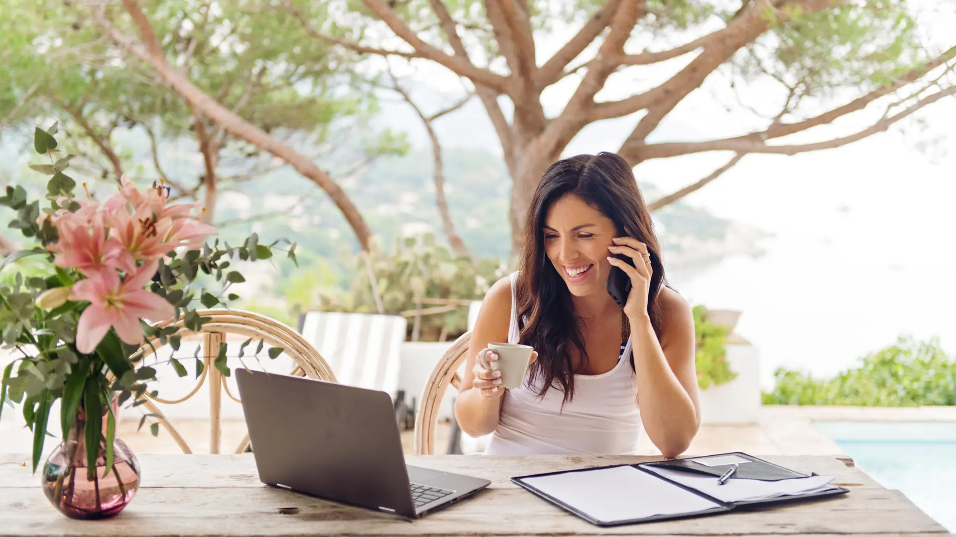 Mujer de vacaciones conectada al mifi portátil vodafone Mujer de vacaciones conectada al mifi portátil vodafone