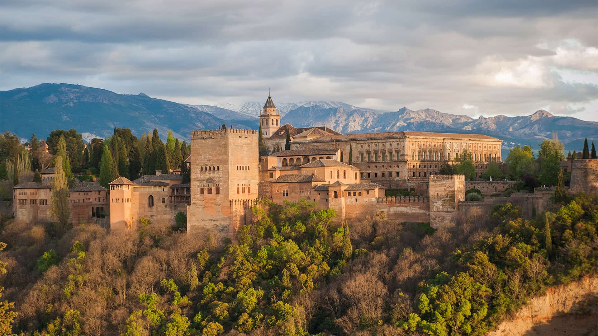 Vista panorámica del Palacio Alhambra en Granada donde esta disponible para clientes vodafone