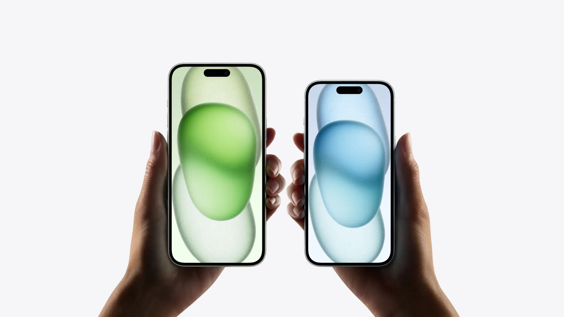 Dos manos sujetando el nuevo iPhone 15 que se podrá comparar con Vodafone