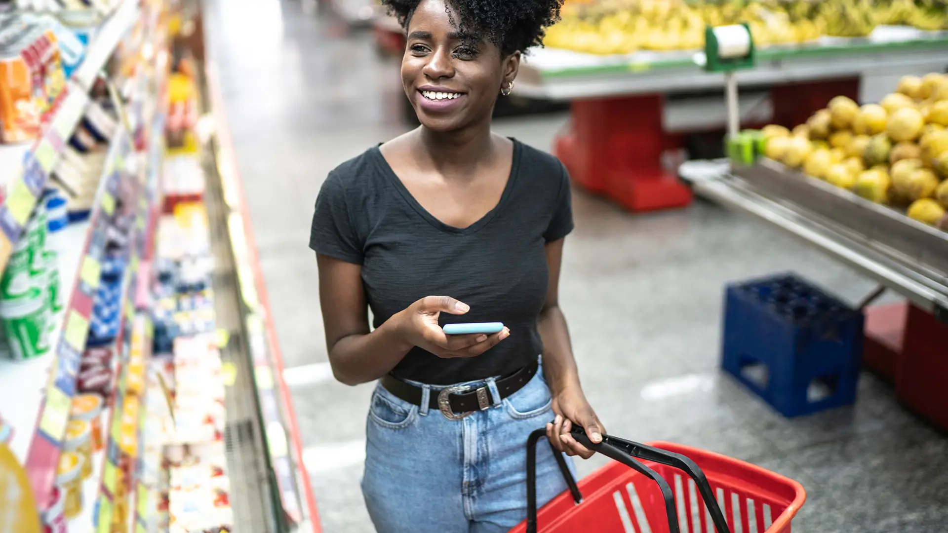 Joven haciendo la compra mientras disfruta de bono de datos vodafone Joven haciendo la compra mientras disfruta de bono de datos vodafone