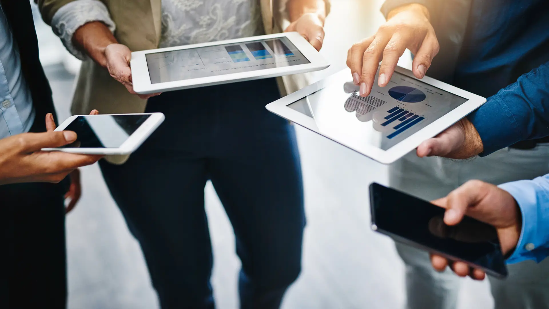 Persona compartiendo datos con sus compañeros para que puedan usar su tablet Persona compartiendo datos con sus compañeros para que puedan usar su tablet