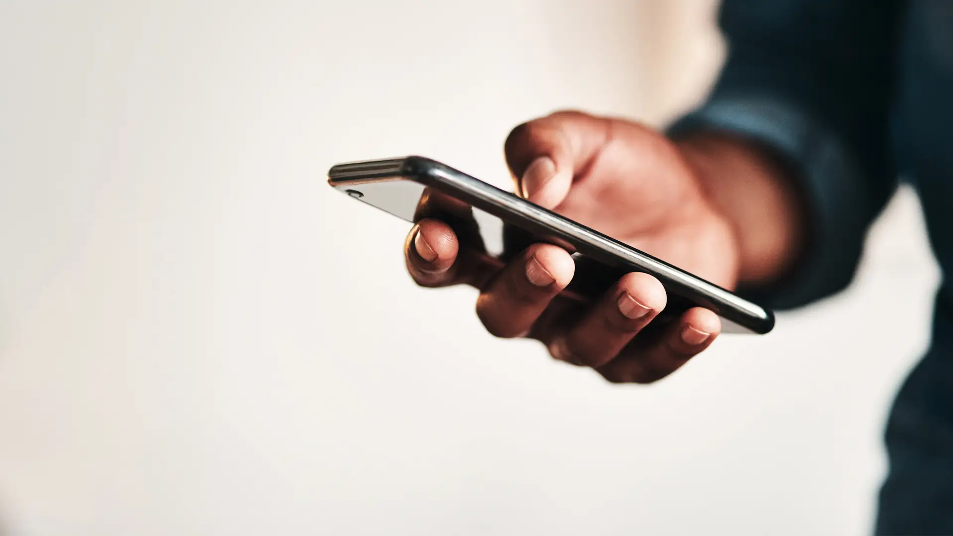 Joven contactando para buscar icc sim vodafone Joven contactando para buscar icc sim vodafone