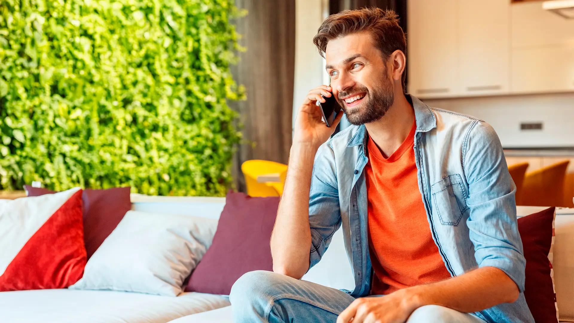 Hombre hablando con atención al cliente para quitar contestador