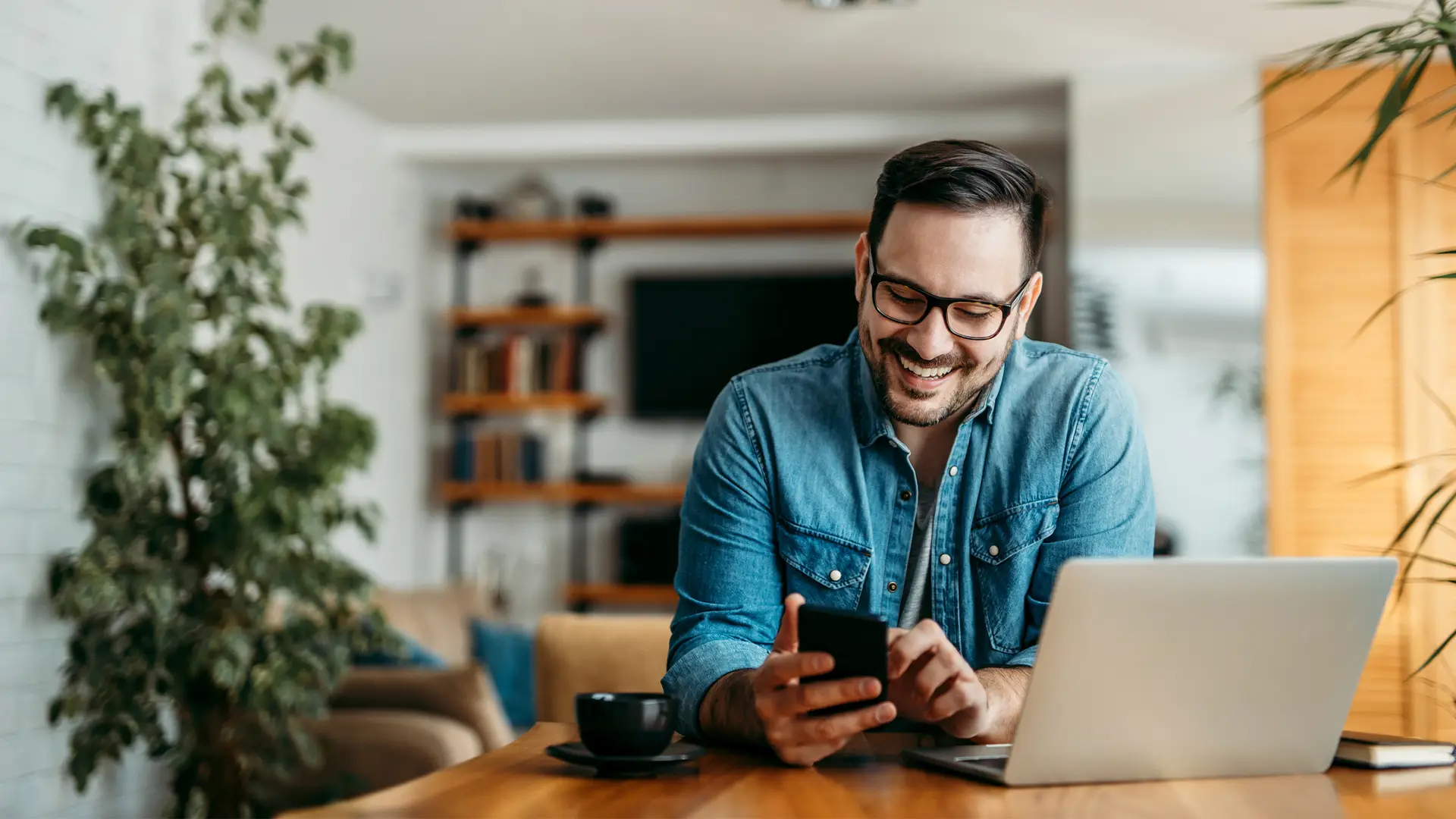 Hombre haciendo tethering de su móvil al ordenador Hombre haciendo tethering de su móvil al ordenador