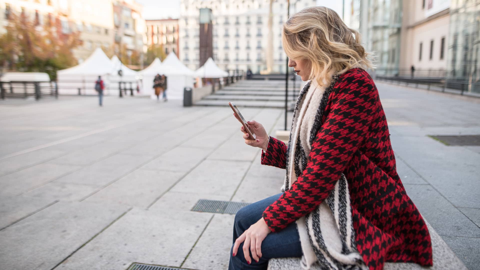 Mujer viendo sus redes sin gastar datos con vodafone pass