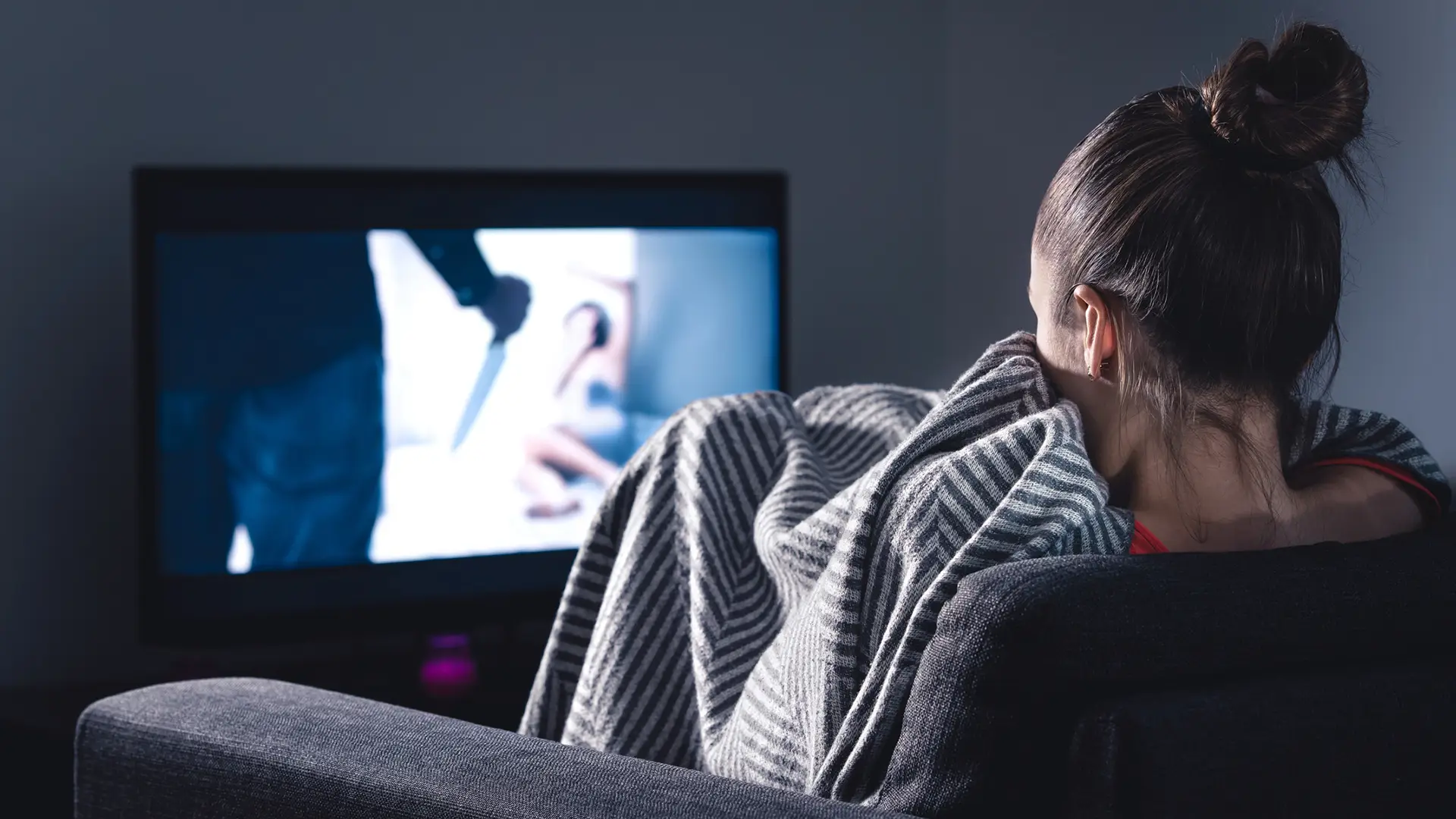 Mujer aterrada viendo canal dark vodafone Mujer aterrada viendo canal dark vodafone