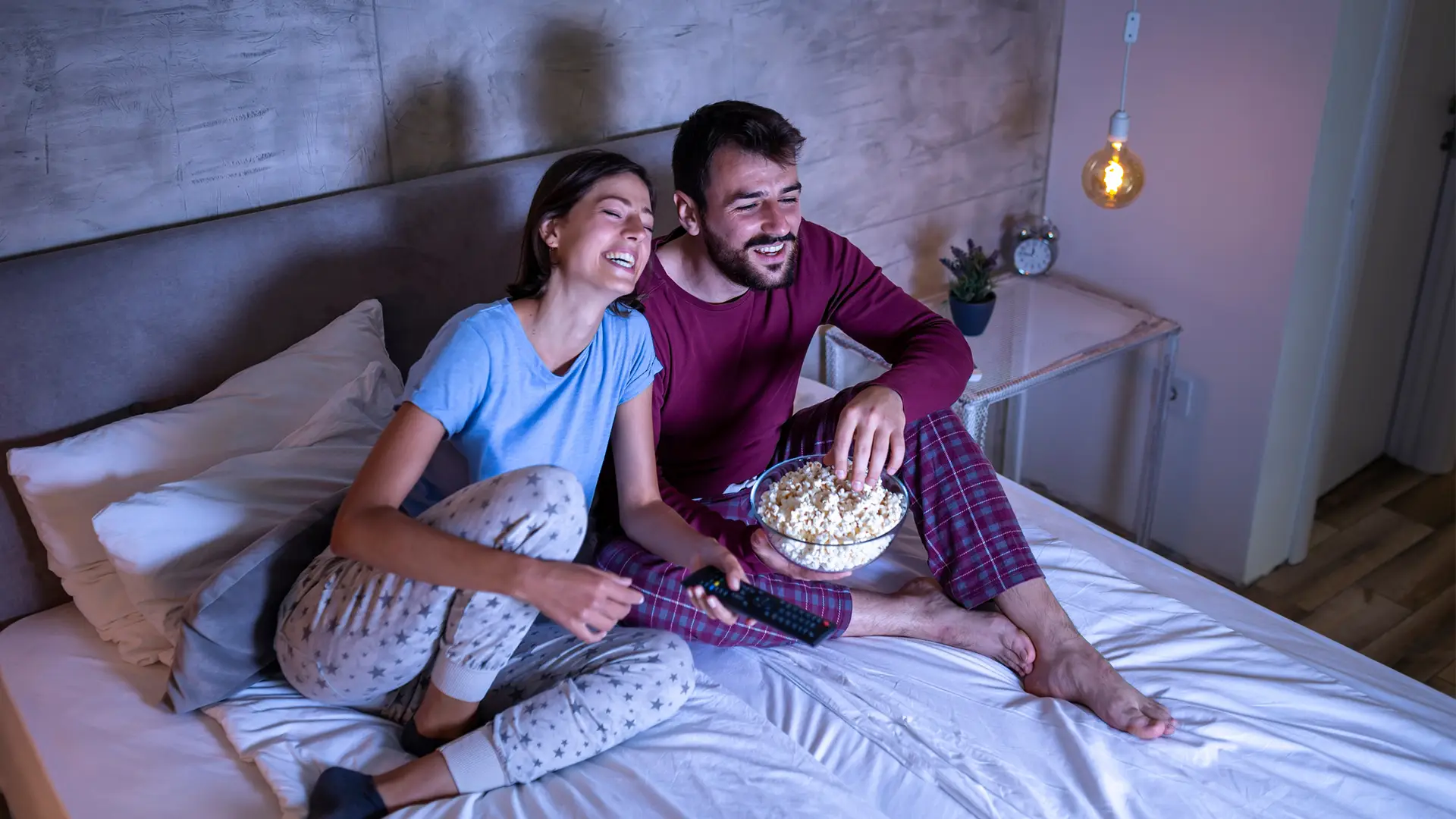 Pareja viendo un canal del pack cine series vodafone Pareja viendo un canal del pack cine series vodafone