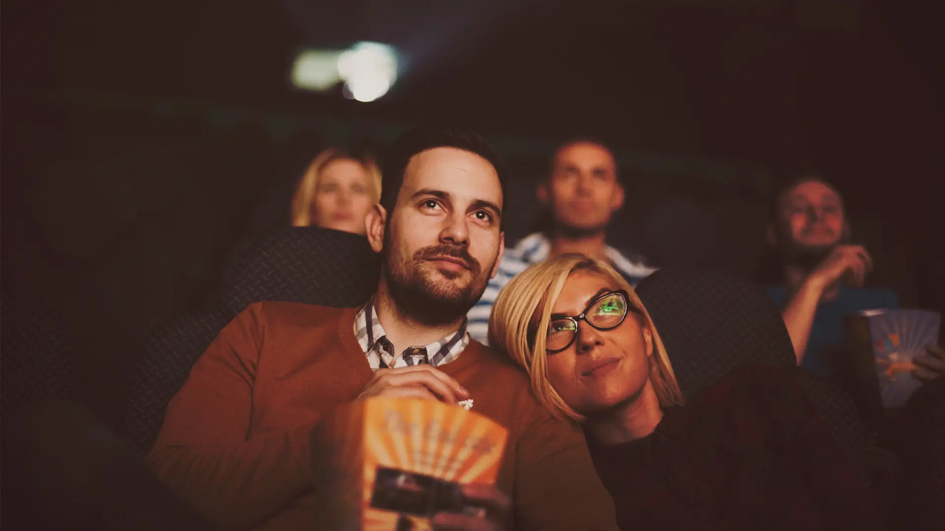 Pareja en el cine representa pack cine total vodafone Pareja en el cine representa pack cine total vodafone