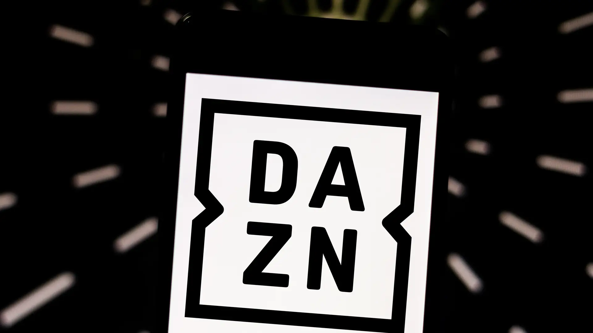 Logotipo de Dazn en una pantalla de movil que hace eferencia a como contratar este tipo de televisión con Vodafone