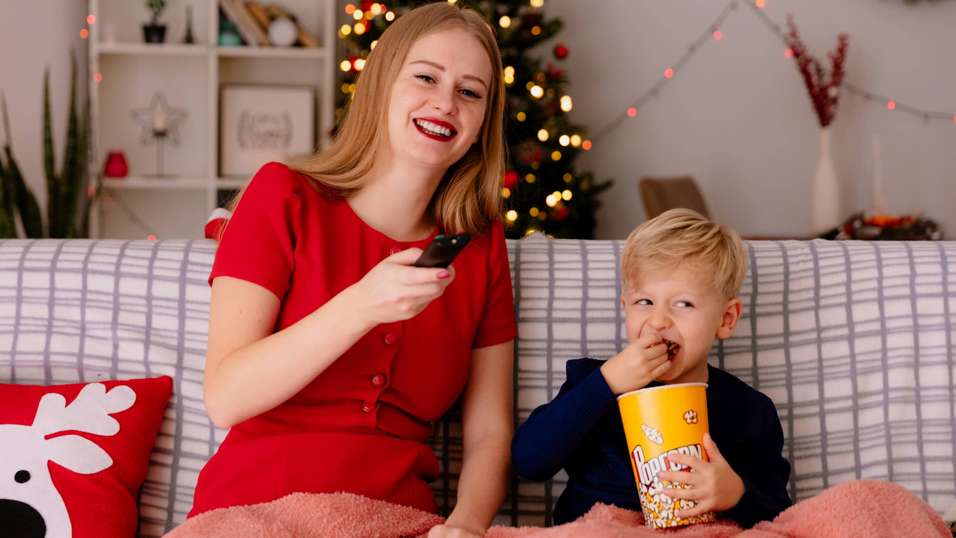 Madre e hijo disfrutando de Disney Plus, incluido en su tarifa Vodafone, en navidad